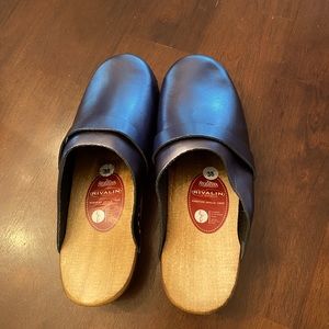 Metallic dark silver new leather clogs